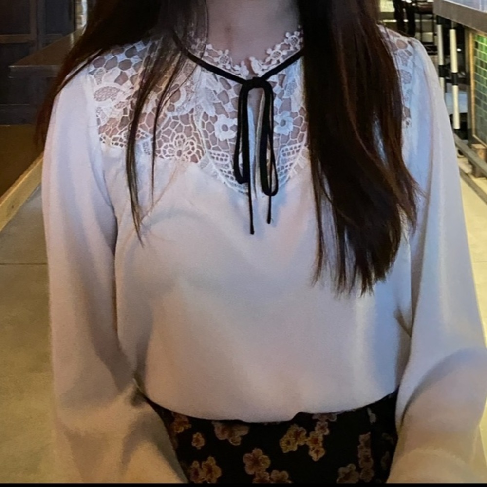 Express tie blouse - Picture 2 of 4